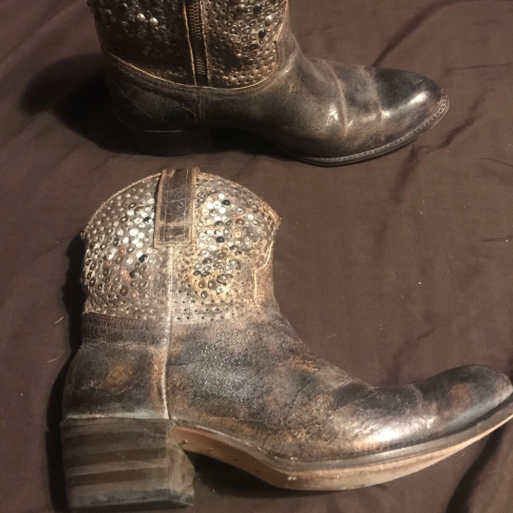 Frye Deborah studded ankle boot size 9
